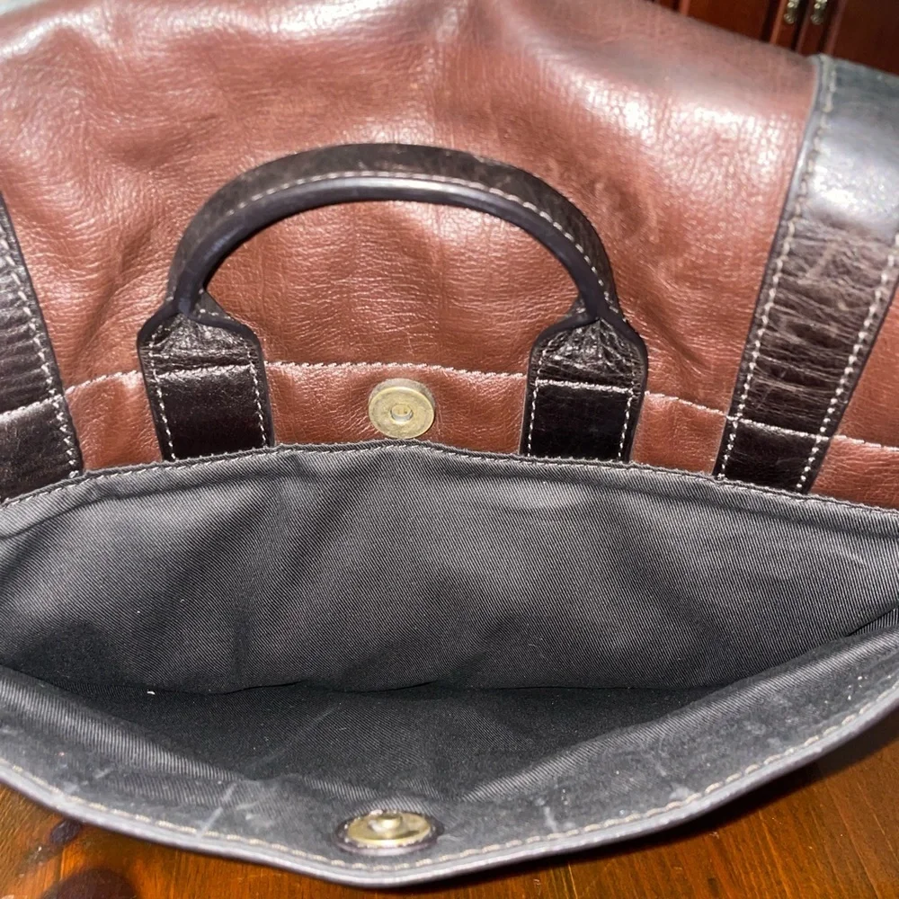Fossil leather messenger bag in brown and black brass hardware. O